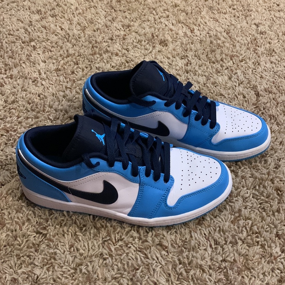 Like new Air Jordan 1 low!!! UNC Jordan 1